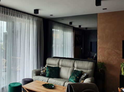 Czarny lacobel na ścianie w salonie wykonane przez iSzkło.